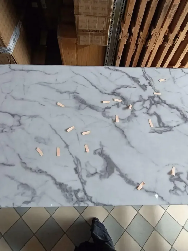 Widok stołu LV COLLECTION Srebrny z uchwytem na kubki. Aranżacja nowoczesnego wnętrza od Primavera Home.