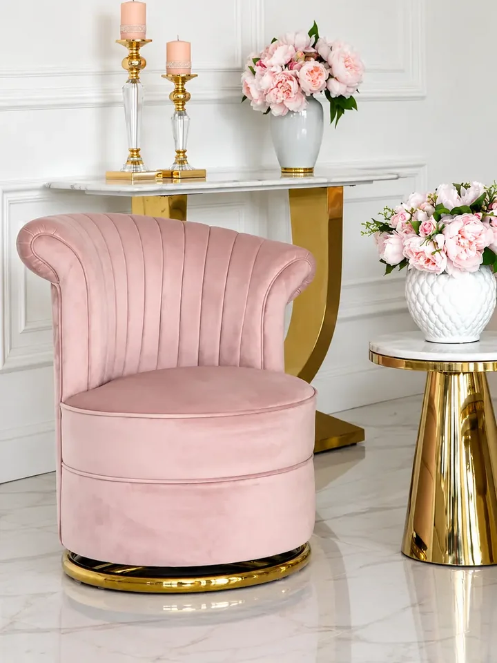 Stolik kawowy BOND glamour, złoty z białym marmurowym blatem w aranżacji nowoczesnego salonu. Ekspozycja w salonie od Primavera Home.
