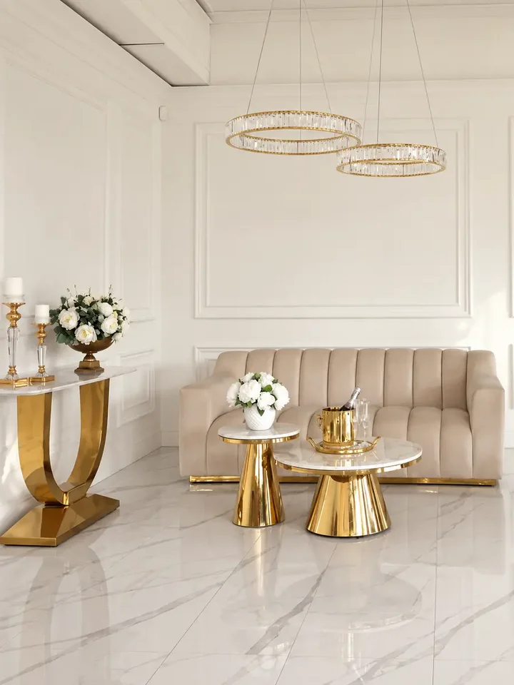 Zbliżenie na konstrukcję stolika kawowego BOND glamour, złoty z białym marmurowym blatem. Meble na zamówienie od Primavera Home.