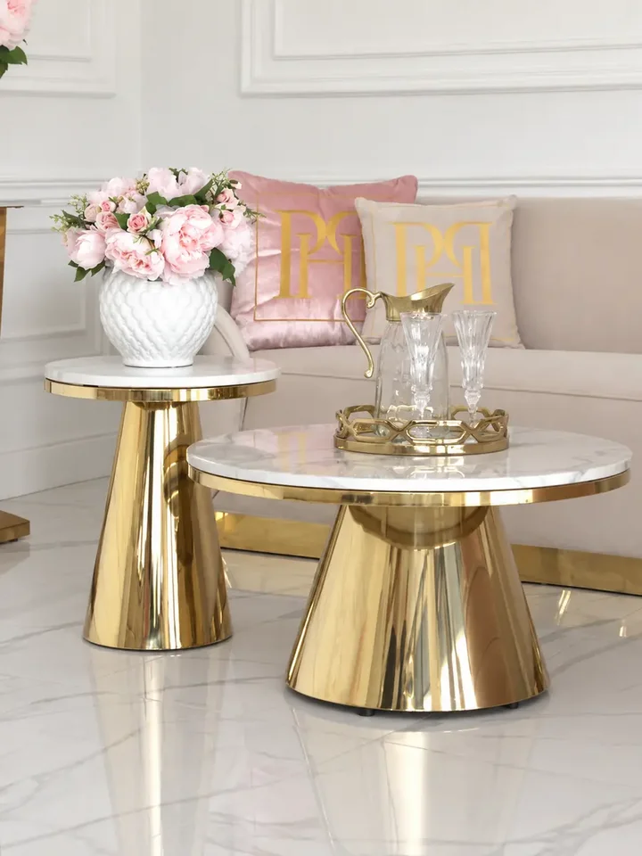 Widok stolika kawowego BOND glamour, złoty z białym marmurowym blatem w showroomie. Detal wykończenia od Primavera Home.
