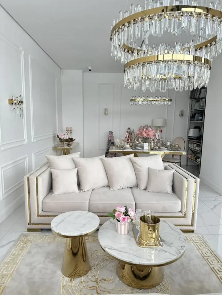 Widok na dolną część stolika kawowego BOND glamour, złoty z białym marmurowym blatem. Detal wykończenia od Primavera Home.