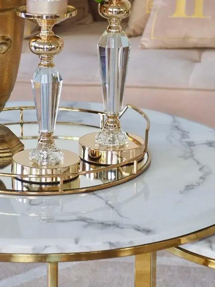Stolik kawowy okrągły glamour, złoty, biały marmur MARCO GOLD jako akcent w dekoracji. Detal wykończenia tworzy wyjątkowy klimat od Primavera Home.