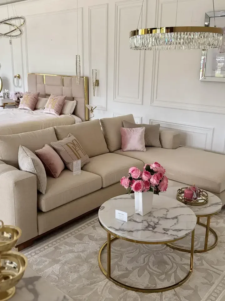 Stolik kawowy okrągły glamour, złoty, biały marmur MARCO GOLD prezentujący detal blatu. Jakość materiałów i wykonania mebli na zamówienie od Primavera Home.
