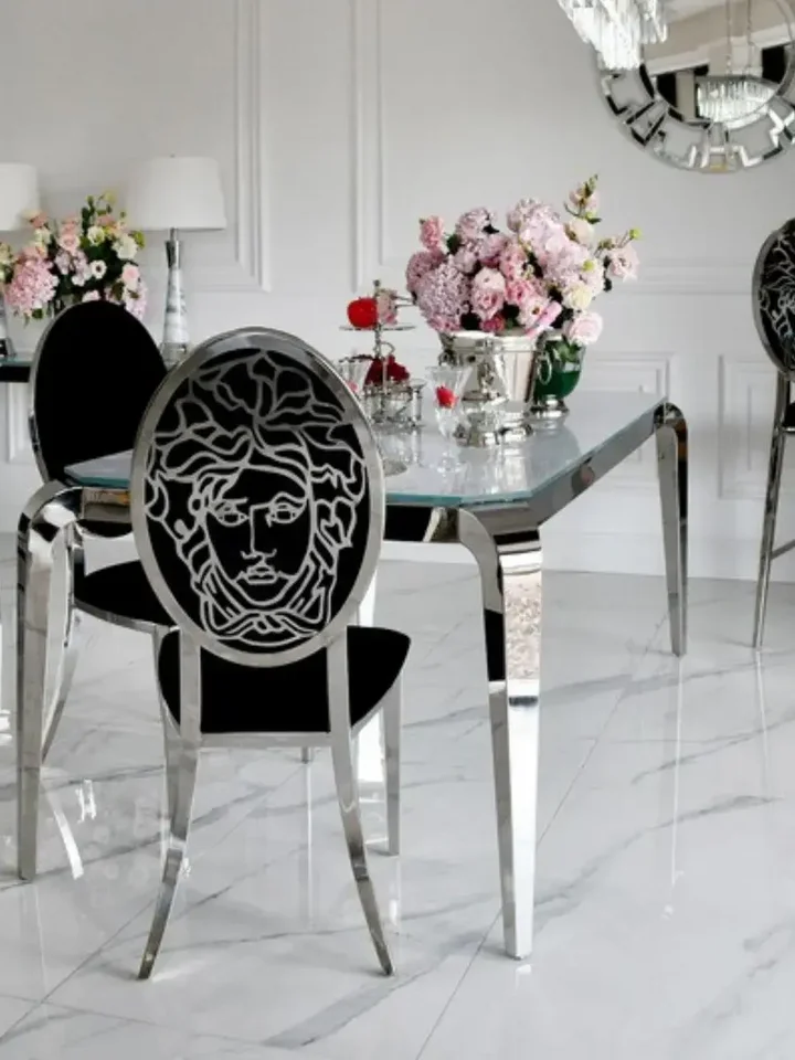 Stylowe ujęcie detali ekskluzywnego krzesła do jadalni, glamour, nowoczesne, stalowe czarny, srebrny MEDUSA. Detal wykończenia od Primavera Home.