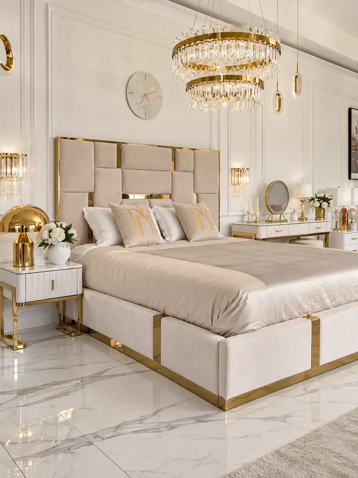 Widok tylny szafki nocnej glamour nowoczesnej, beżowej, złotej, stolika bocznego z szufladą AMORE w eleganckim wnętrzu. Oświetlenie na zamówienie od Primavera Home.