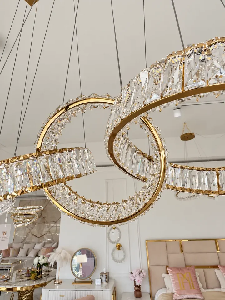 Żyrandol CRYSTAL 5 Złoty w aranżacji nowoczesnego wnętrza. Ekspozycja w salonie od Primavera Home.
