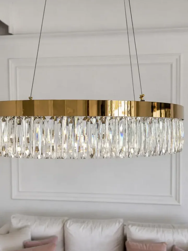 Stylizacja Żyrandola Kryształowego Ring Złoty 80 cm Diamond w eleganckim pomieszczeniu od Primavera Home.