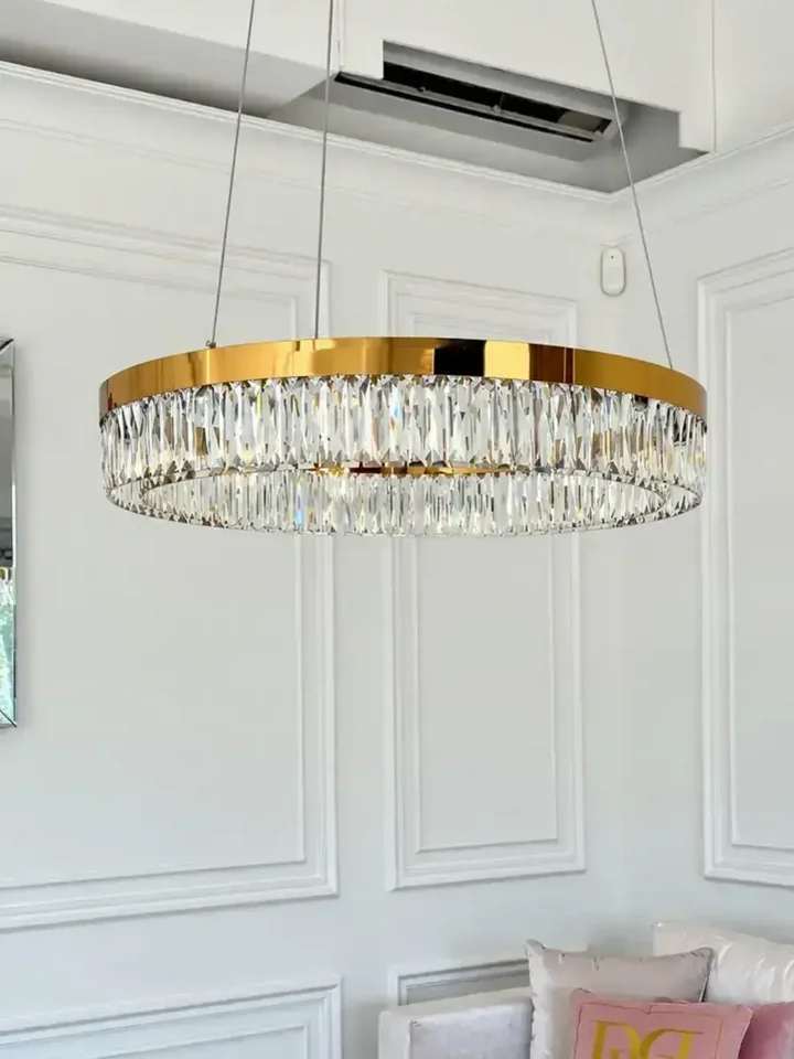 Żyrandol Kryształowy Ring Złoty 80 cm Diamond w jasnym wnętrzu, aranżacja nowoczesnego wnętrza od Primavera Home.