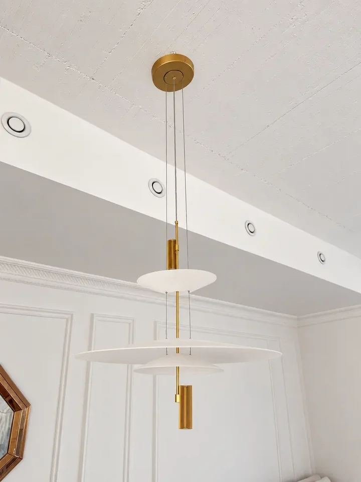Detal wykończenia Żyrandola Plater. Piękna jakość materiałów od Primavera Home.