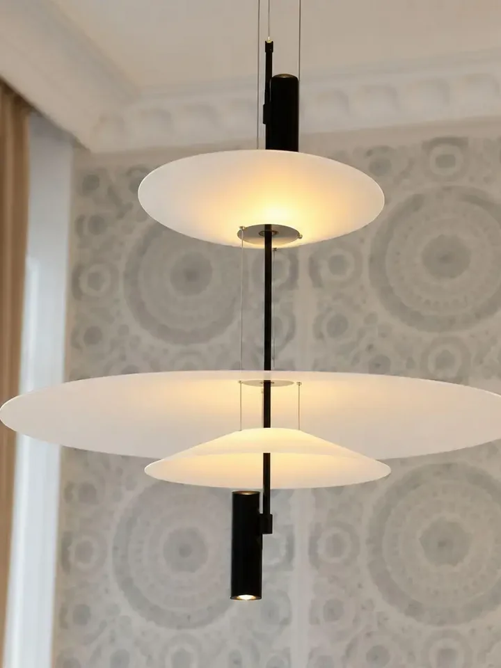 Designerska Lampa Wisząca Plater Czarna Nowoczesna Premium w jasnym wnętrzu. Aranżacja nowoczesnego wnętrza od Primavera Home.