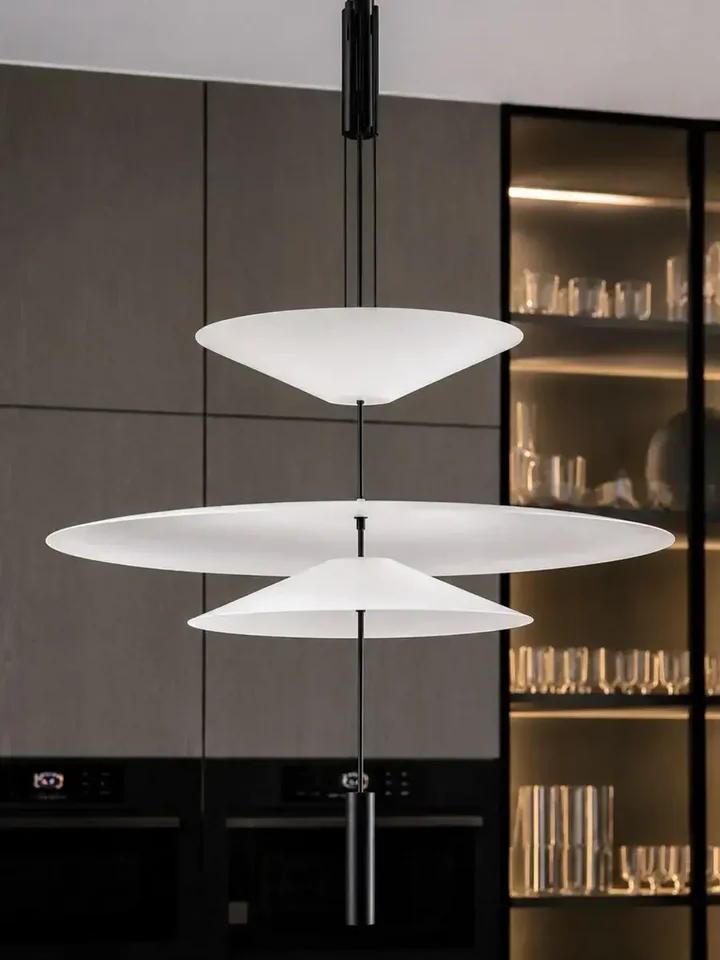 Czarna lampa w całym zestawie aranżacyjnym Designerskiej Lampy Wiszącej Plater Czarna Nowoczesna Premium. Aranżacja nowoczesnego wnętrza od Primavera Home.