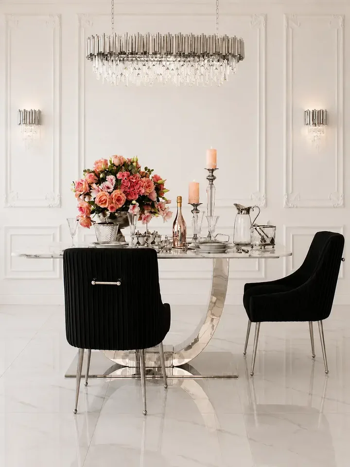 Detale tkaniny i stali w nowoczesnym krześle czarnym srebrnym tapicerowanym z uchwytem, do jadalni, glamour PALOMA. Ekspozycja w salonie Primavera Home.