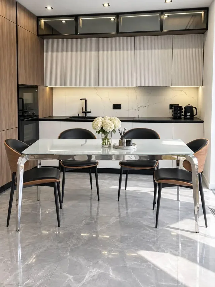 Stylowa aranżacja w salonie z designerskim stołem glamour ze szklanym blatem, stalowym, nowoczesnym, srebrnym ELITE, oferującym elegancję dzięki Primavera Home.