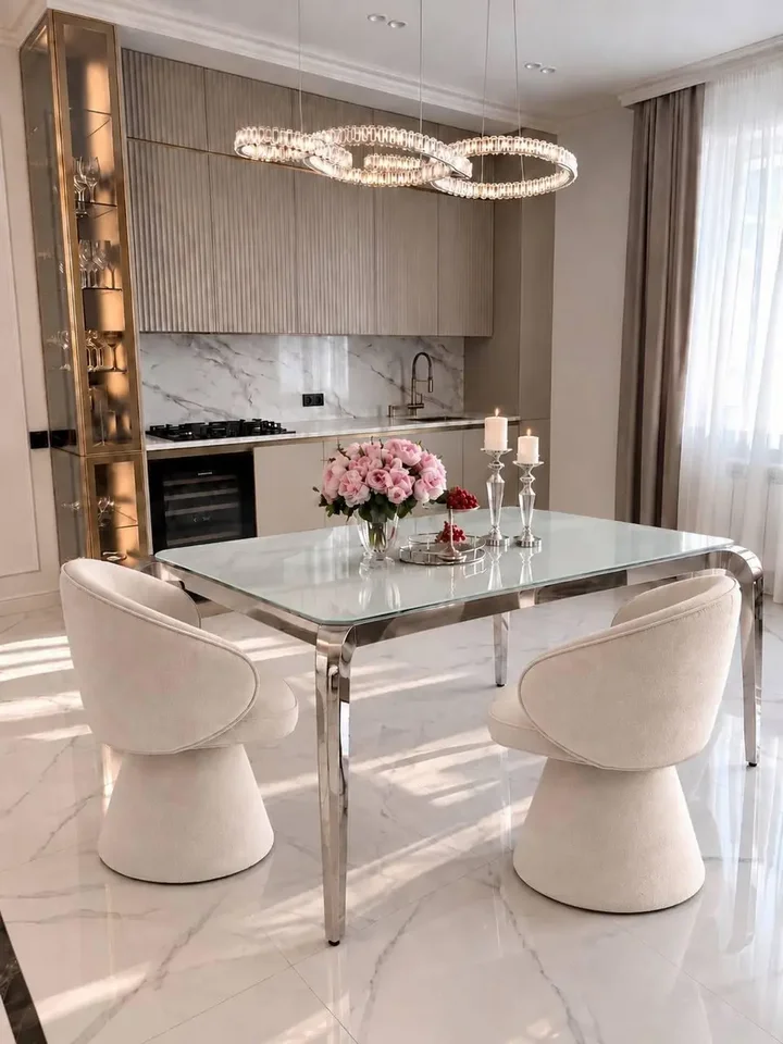 Cały zestaw mebli w aranżacji z designerskim stołem glamour ze szklanym blatem, stalowym, nowoczesnym, srebrnym ELITE, stworzony przez Primavera Home.