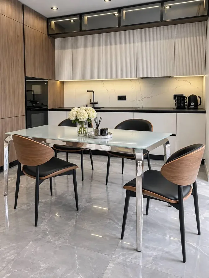 Zbliżenie na hartowany blat designerskiego stołu glamour, stalowy, nowoczesny, srebrny ELITE, który wyróżnia się unikalnym stylem, wykonany dla Primavera Home.
