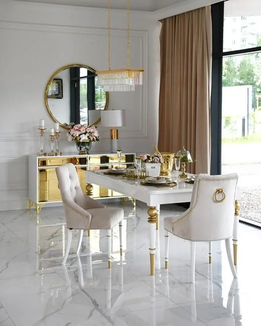 Ekskluzywne krzesło do jadalni, pikowane, z kołatką, glamour, nowojorskie, drewniany stelaż, nowoczesne, złote PRINCE umieszczone w jasnym wnętrzu. Styl od Primavera Home.