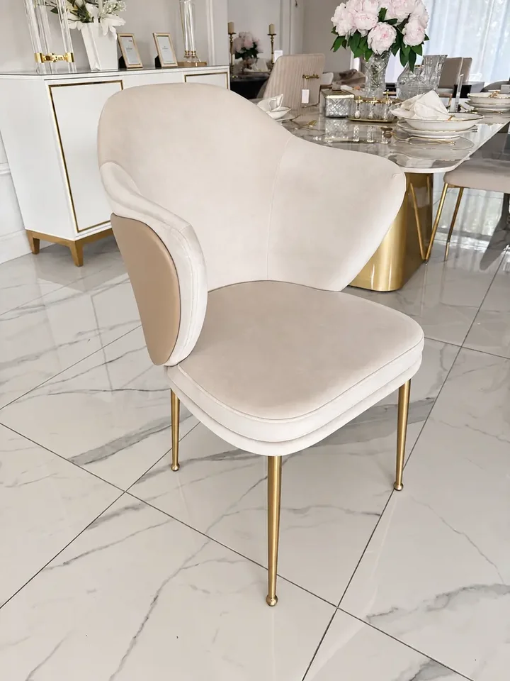 Widok z przodu z podkreślonym detalem wykończenia. Ekspozycja w salonie od Primavera Home.