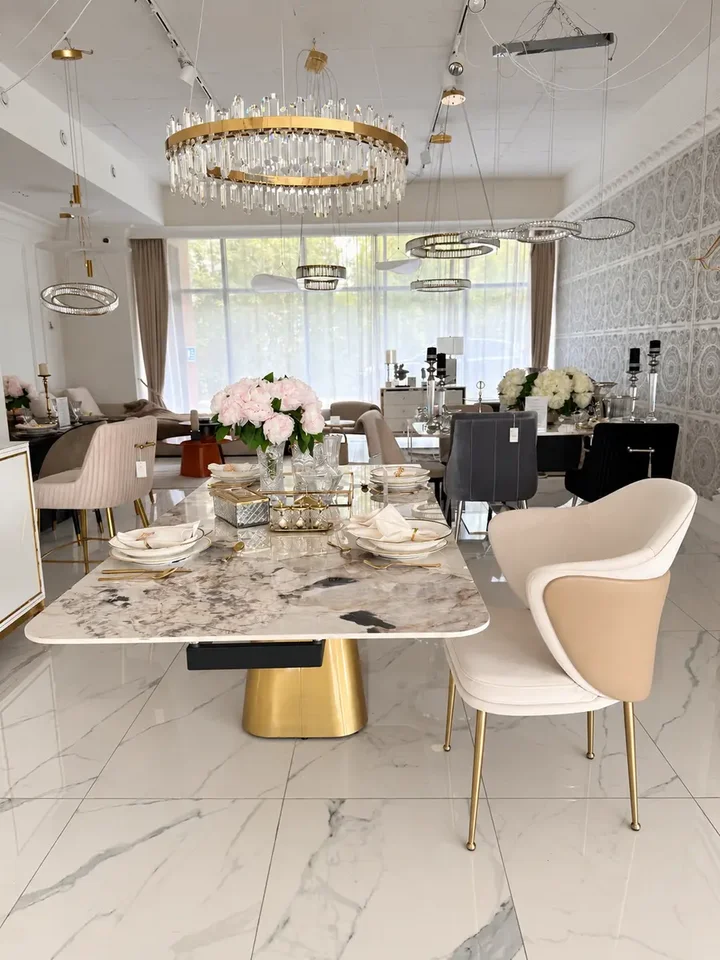Krzesło z boku, prezentujące eleganckie wykończenie. Ekspozycja w salonie od Primavera Home.