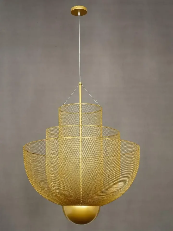 Lampa wisząca złota Florencja w białym wnętrzu, podkreślająca nowoczesny charakter przestrzeni. Oświetlenie na zamówienie od Primavera Home.