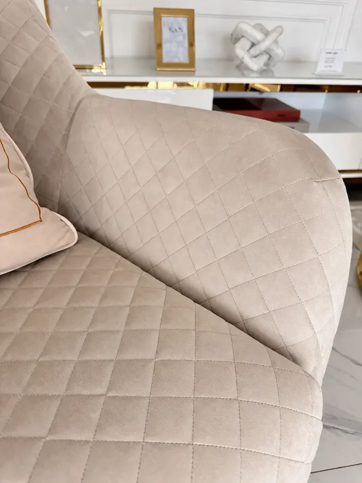 Fotel Bentley w aranżacji w salonie, podkreślający elegancję przestrzeni od Primavera Home.