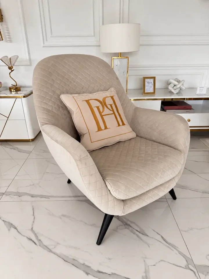 Widok od dołu na konstrukcję fotela Bentley, oferującym trwałość. Produkty od Primavera Home.