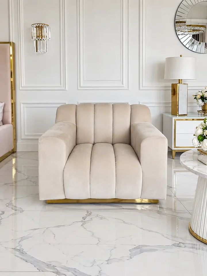 Fotel LONDON Beżowy na ekspozycji w showroomie. Meble na zamówienie od Primavera Home.