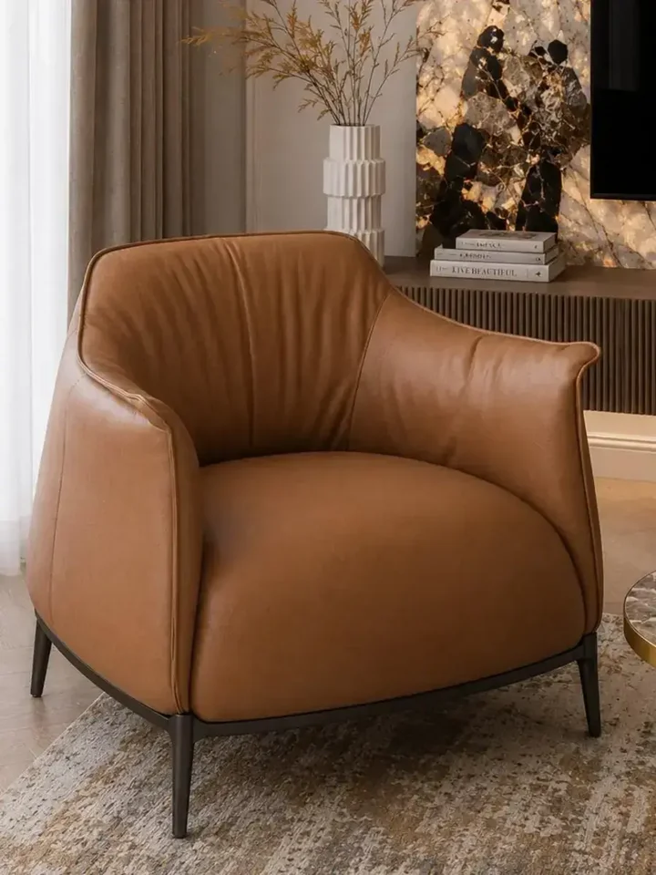 Detal stelaża Nowoczesnego wygodnego fotela luksusowego do salonu z podnóżkiem MODERN, z chromowym wykończeniem. Oświetlenie od Primavera Home.