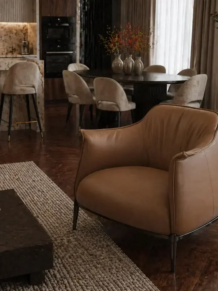 Nowoczesny wygodny fotel luksusowy do salonu z podnóżkiem MODERN w skandynawskiej aranżacji. Detal wykończenia od Primavera Home.