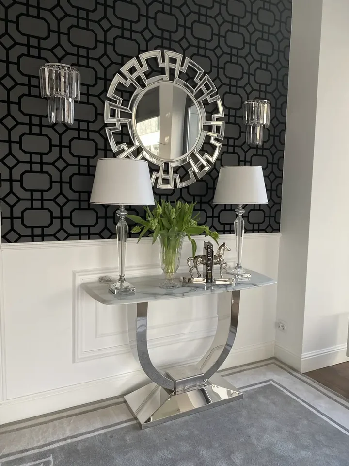 Konsola w stylu nowoczesnym glamour z białym marmurowym blatem srebrna ART DECO ukazująca detal wykończenia, świadcząca o staranności wykonania. Meble na zamówienie od Primavera Home.