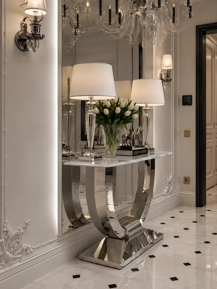 Konsola w stylu nowoczesnym glamour z białym marmurowym blatem srebrna ART DECO w perspektywie, ukazująca pełnię stylu Art Deco. Meble na zamówienie od Primavera Home.