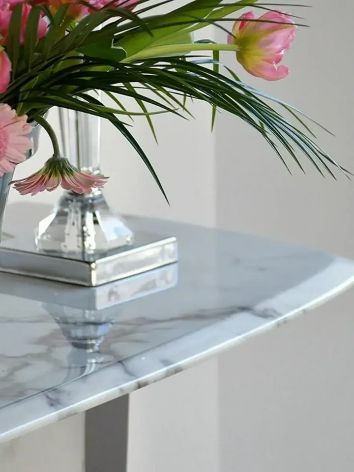Konsola w stylu nowoczesnym glamour z białym marmurowym blatem srebrna ART DECO w ciemnym wnętrzu, tworząc elegancki kontrast. Ekspozycja w salonie od Primavera Home.