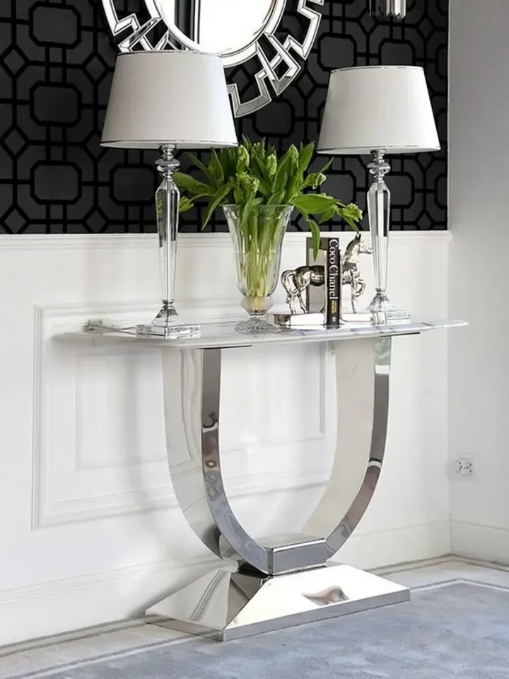Konsola w stylu nowoczesnym glamour z białym marmurowym blatem srebrna ART DECO w całym zestawie mebli, tworząca elegancką przestrzeń. Meble na zamówienie od Primavera Home.