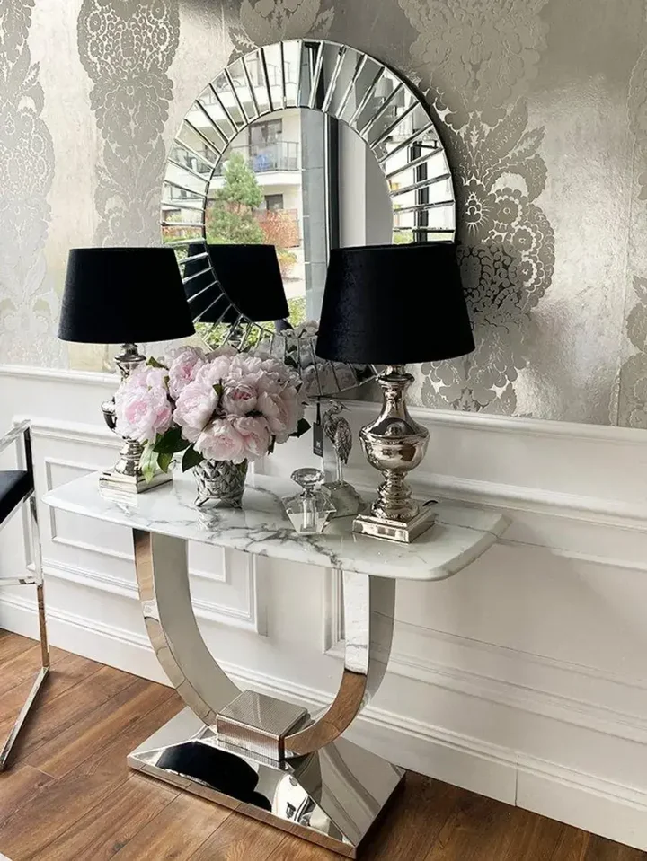 Konsola w stylu nowoczesnym glamour z białym marmurowym blatem srebrna ART DECO w ujęciu z przodu, ukazująca swoje eleganckie proporcje. Ekspozycja w salonie od Primavera Home.