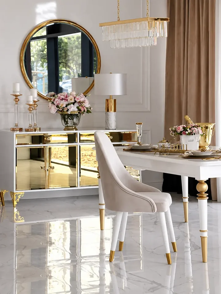 Krzesło złote tapicerowane glamour w aranżacji nowoczesnego wnętrza, prezentujące luksusowy styl od Primavera Home.