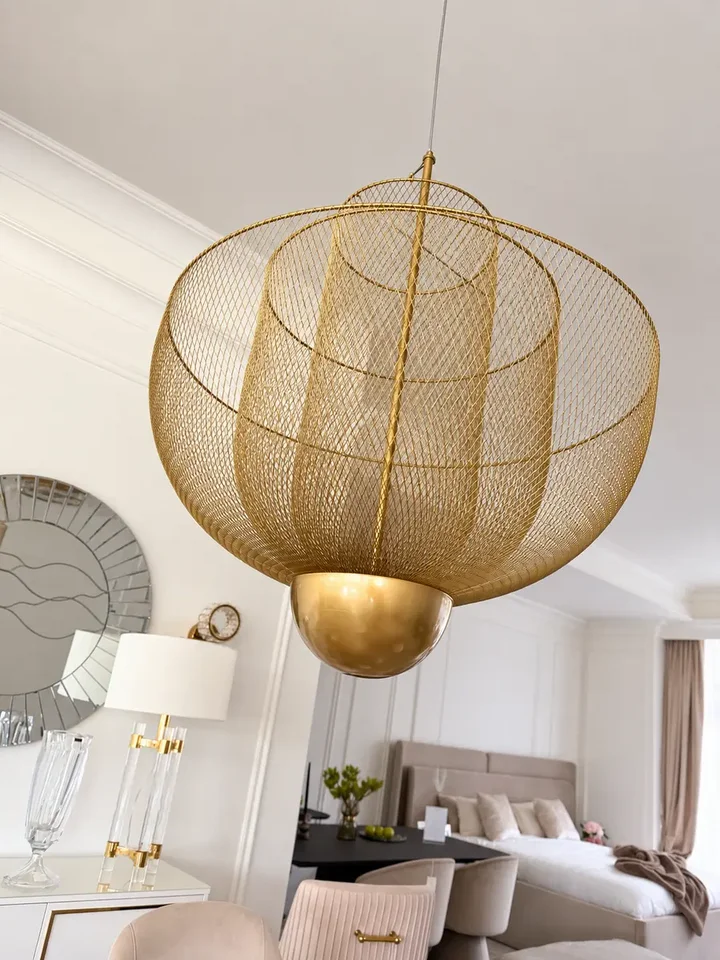Lampa wisząca złota Florencja w stylizacji wnętrza, tworząc wyjątkowy klimat. Oświetlenie na zamówienie od Primavera Home.