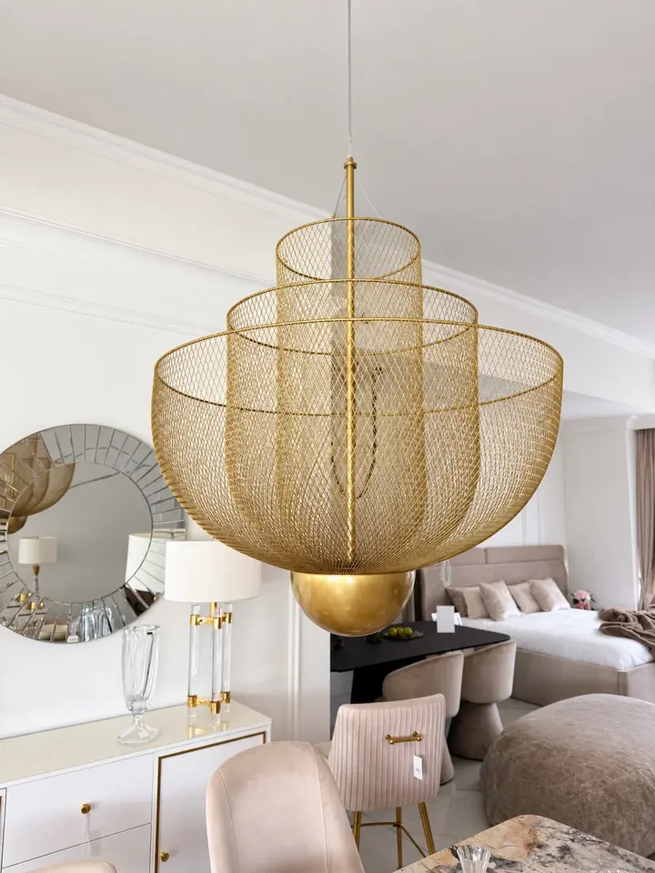 Lampa wisząca złota Florencja zestawiona w aranżacji nowoczesnego wnętrza. Oświetlenie na zamówienie od Primavera Home.