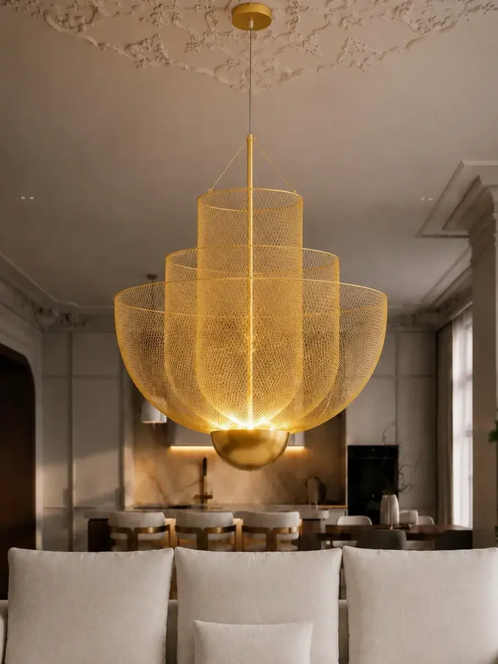 Lampa wisząca złota Florencja w widoku z boku, idealna do ekspozycji w salonie. Oświetlenie na zamówienie od Primavera Home.