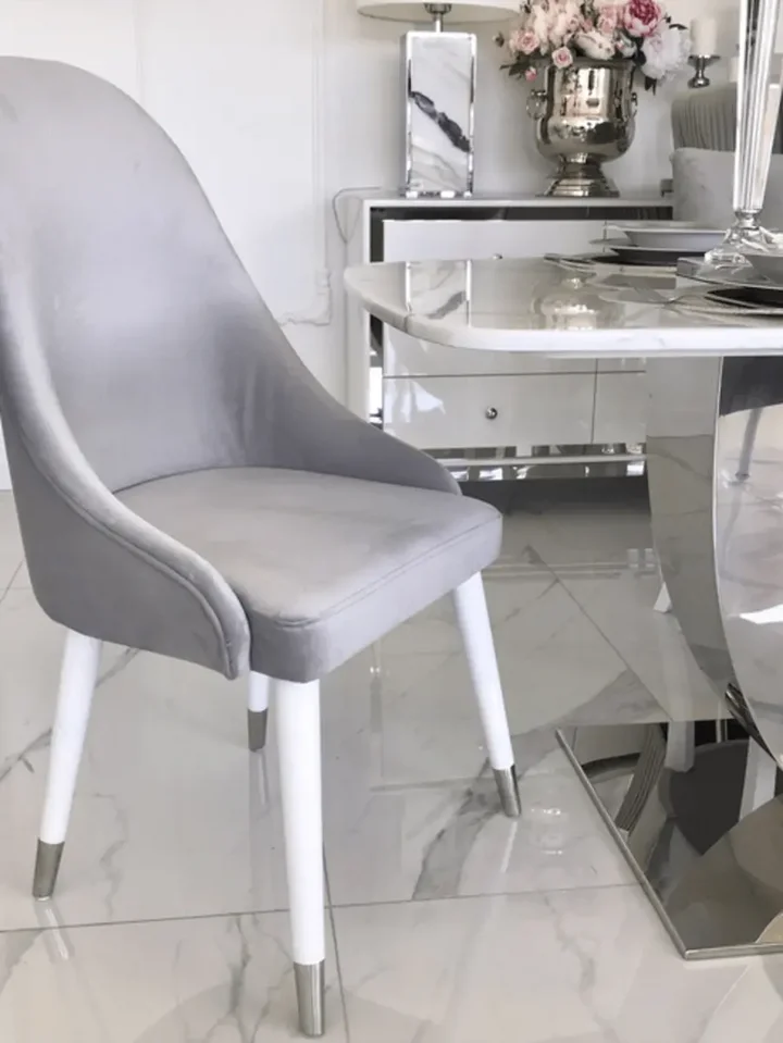 Cały zestaw z krzesłem srebrnym szarym tapicerowanym glamour w aranżacji jadalni od Primavera Home.
