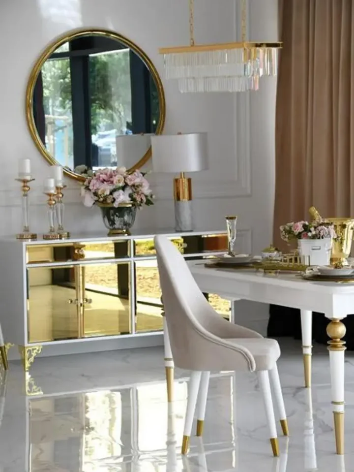 Cztery krzesła złote tapicerowane glamour ustawione razem w eleganckim otoczeniu, dostępne na zamówienie od Primavera Home.
