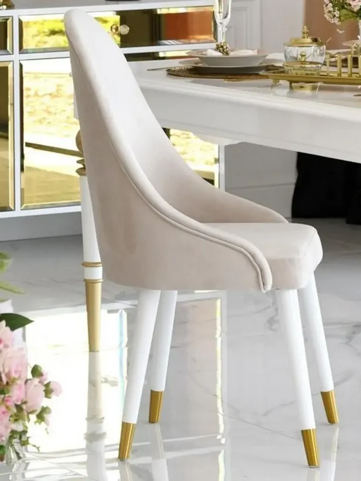 Widok od tyłu na krzesło złote tapicerowane glamour, podkreślający jego elegancję, dostępne od Primavera Home.
