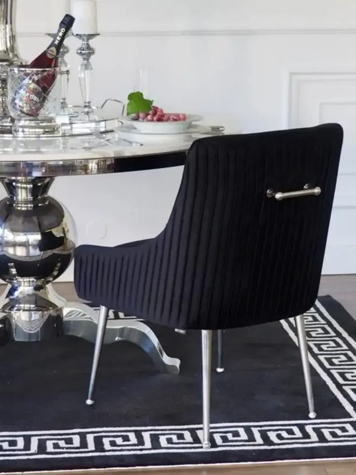 Nowoczesne krzesło czarne srebrne tapicerowane z uchwytem, do jadalni, glamour PALOMA w jasnym wnętrzu, które podkreśla jego elegancję. Ekspozycja w salonie Primavera Home.