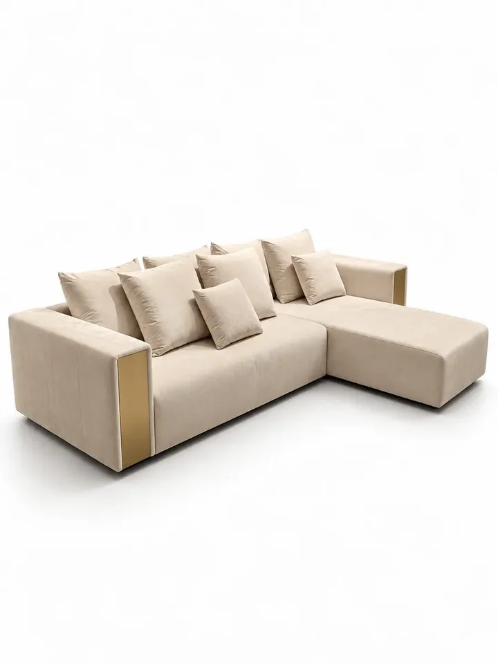 Nowoczesna sofa beżowa w aranżacji nowoczesnego salonu. Ekspozycja od Primavera Home.