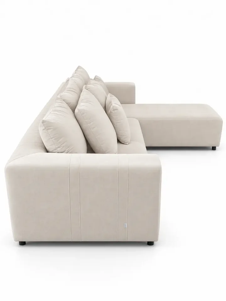 Sofa ukazana w perspektywie, podkreślająca jej elegancję. Aranżacja nowoczesnego wnętrza od Primavera Home.