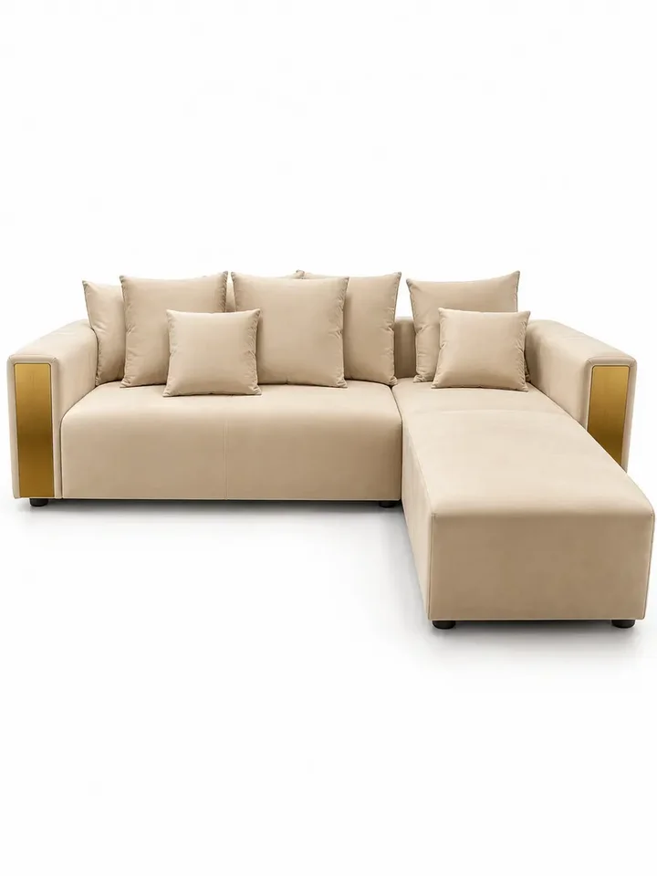 Sofa beżowa w jasnym wnętrzu, tworząca przytulną atmosferę. Detal wykończenia od Primavera Home.