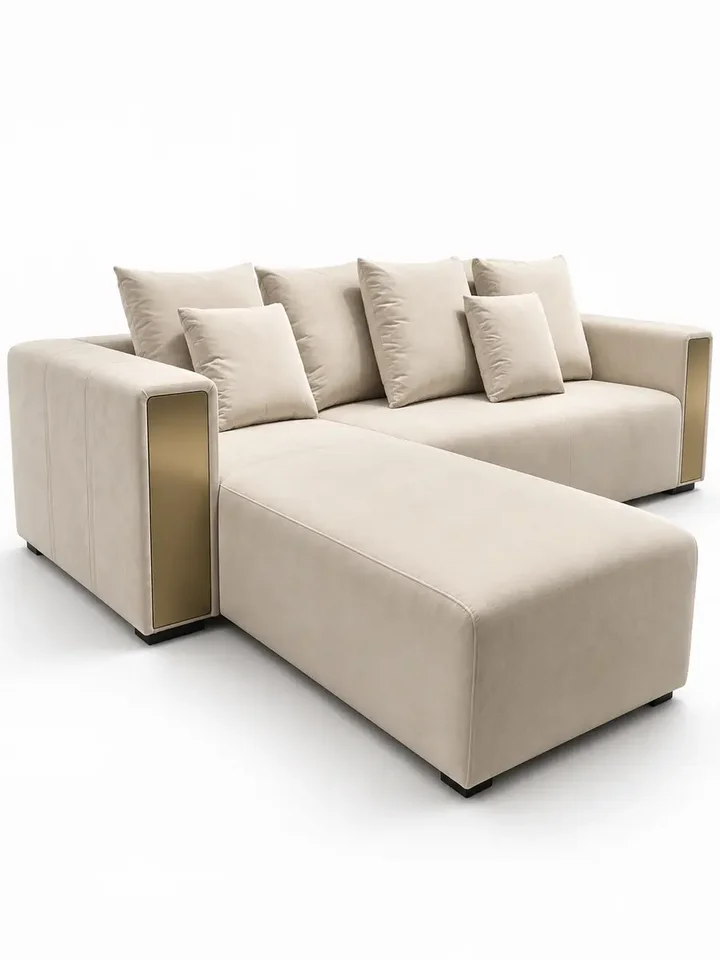 Nowoczesna sofa beżowa złota 3 osobowa 240 cm DIVINO pokazana z boku. Detal wykończenia od Primavera Home.
