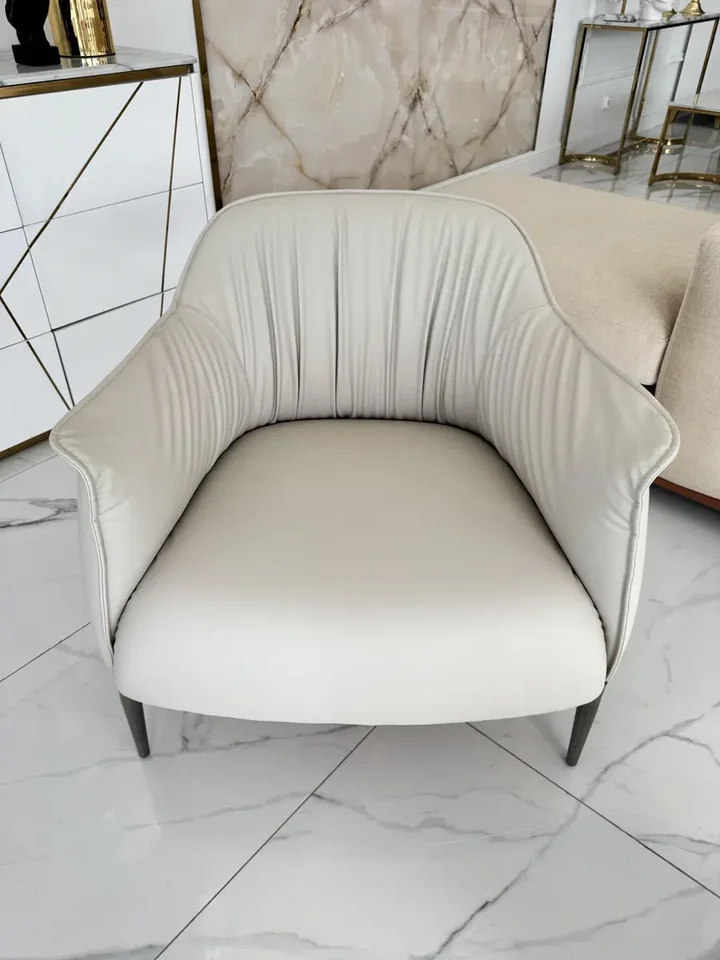 Cały zestaw z Nowoczesnym wygodnym fotelem luksusowym do salonu z podnóżkiem MODERN w stylowej aranżacji. Meble na zamówienie od Primavera Home.
