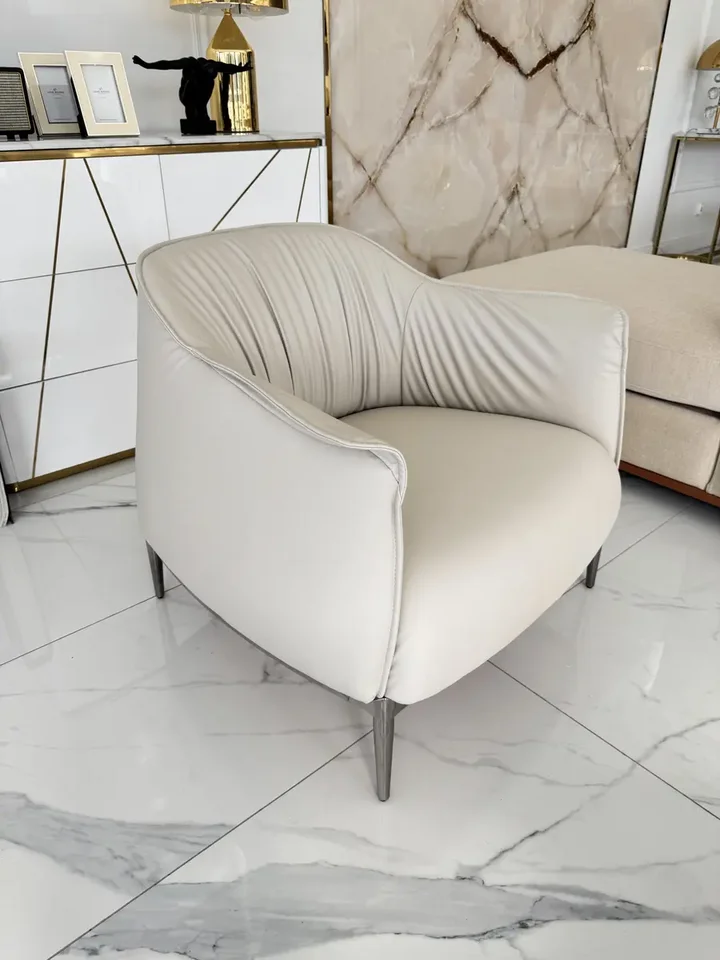 Nowoczesny wygodny fotel luksusowy do salonu z podnóżkiem MODERN w ekspozycji w showroomie. Aranżacja nowoczesnego wnętrza z Primavera Home.