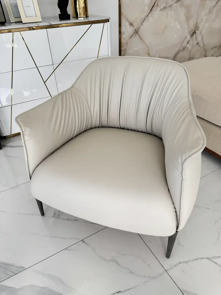Nowoczesny wygodny fotel luksusowy do salonu z podnóżkiem MODERN w pełnej aranżacji w stylowym salonie. Meble na zamówienie od Primavera Home.