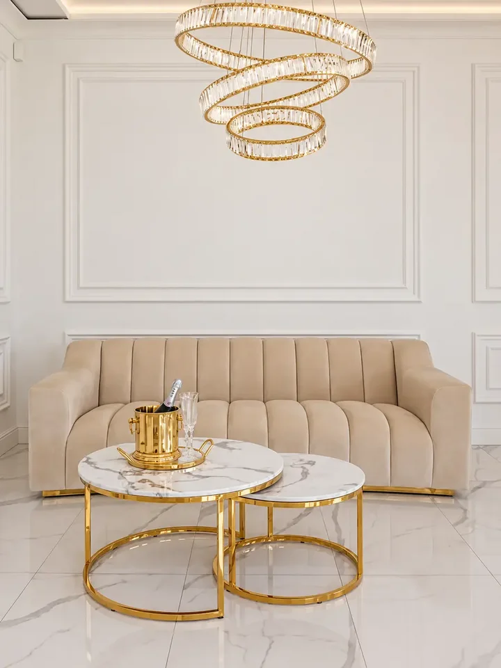 Sofa LONDON Beżowa podczas spotkania rodzinnego w salonie. Aranżacja nowoczesnego wnętrza od Primavera Home.