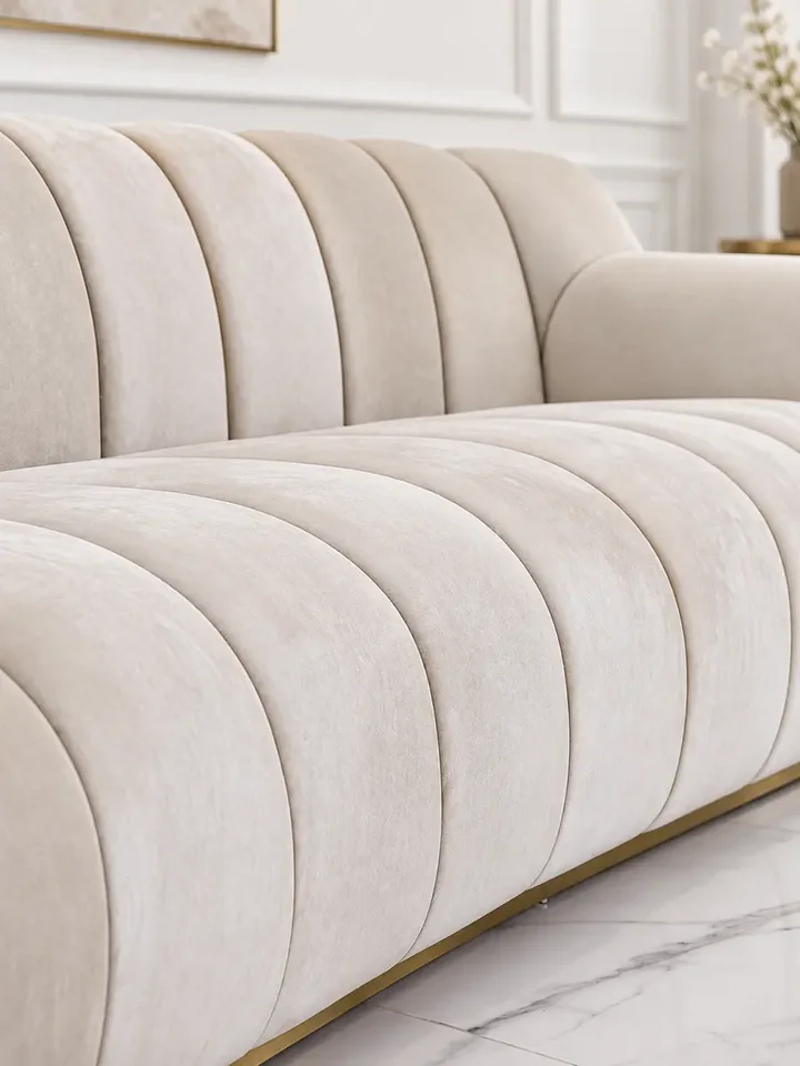 Perspektywa sofy LONDON Beżowej w eleganckim wnętrzu. Detal wykończenia od Primavera Home.